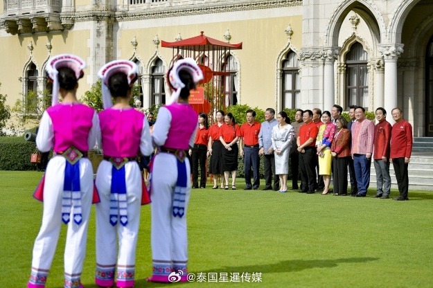 现出色